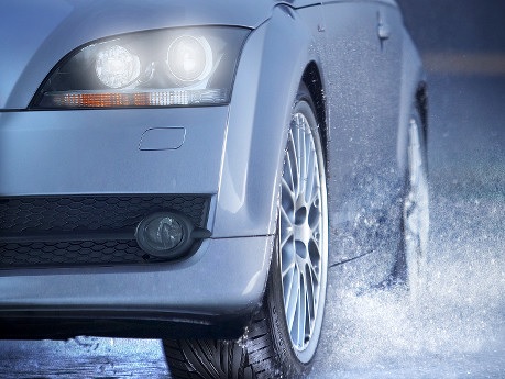 Tips Berkendara Aman Ketika Hujan