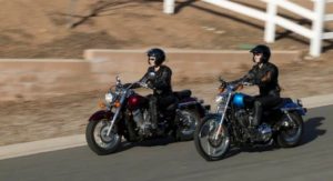 wanita naik motor