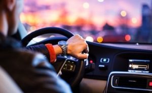 nyetir mobil dengan aman