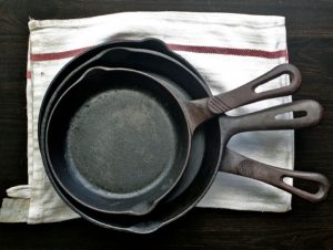 Bersihkan Noda Gosong Pada Peralatan Dapur